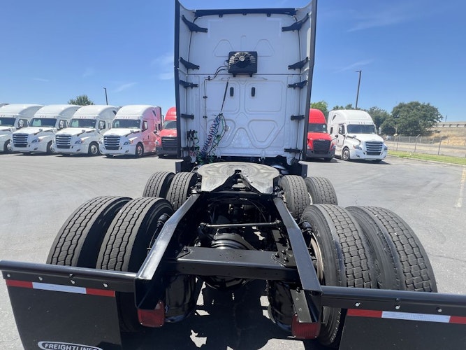 2022 Freightliner Cascadia 126" Sleeper Cab photo 4