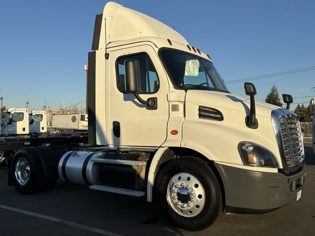 2018 Freightliner Cascadia — photo 2