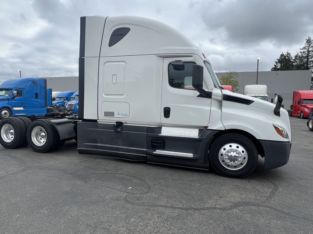 2022 Freightliner Cascadia in Sacramento, CA — photo 2