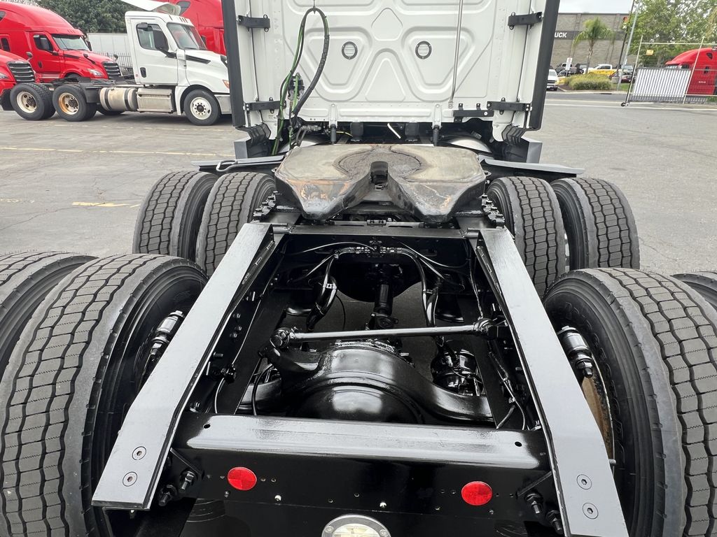 2022 Freightliner Cascadia in Sacramento, CA — photo 3