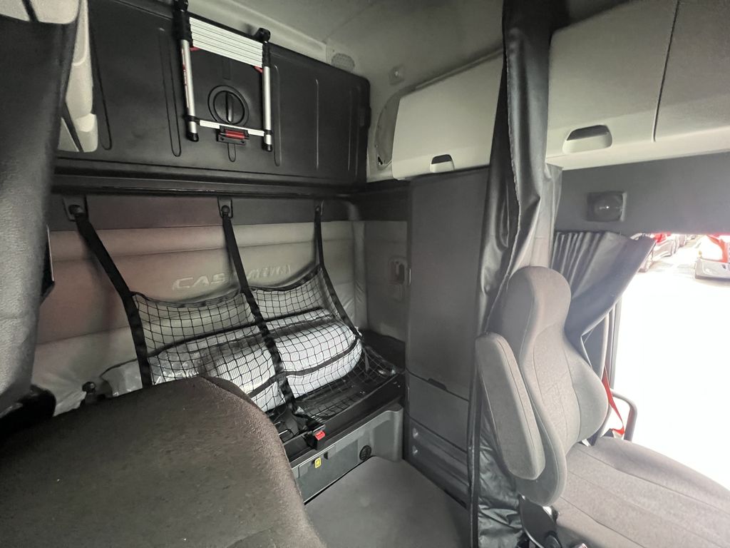 2022 Freightliner Cascadia in Sacramento, CA — photo 6