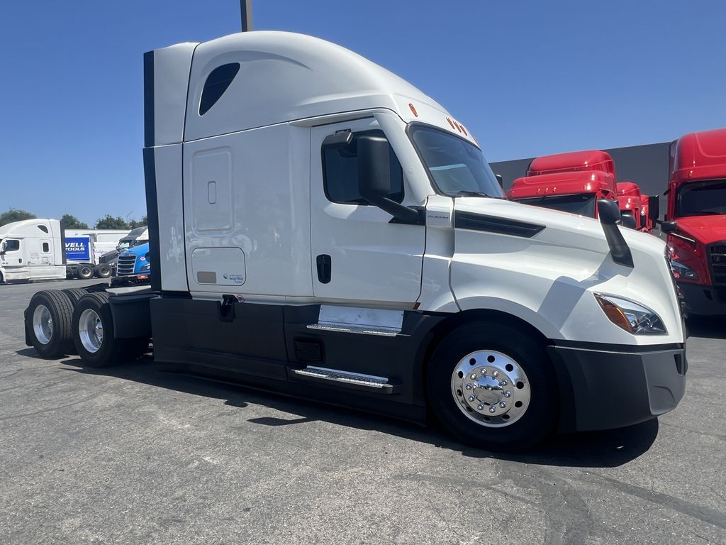 2022 Freightliner Cascadia in Sacramento, CA — photo 2