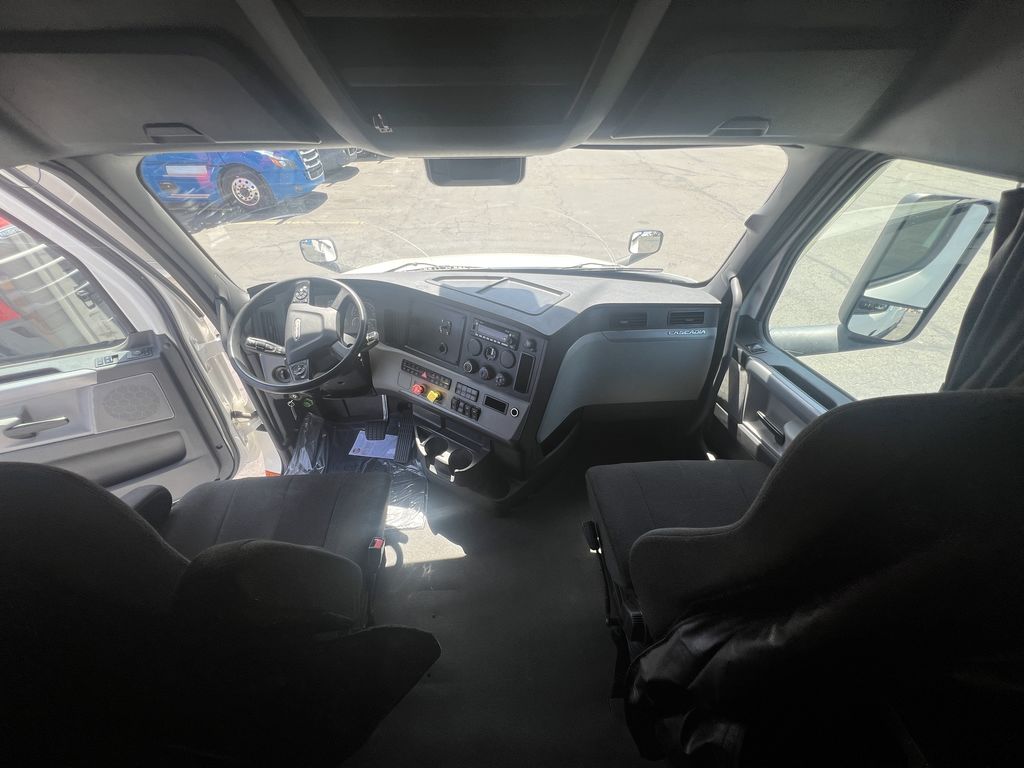2022 Freightliner Cascadia in Sacramento, CA — photo 7