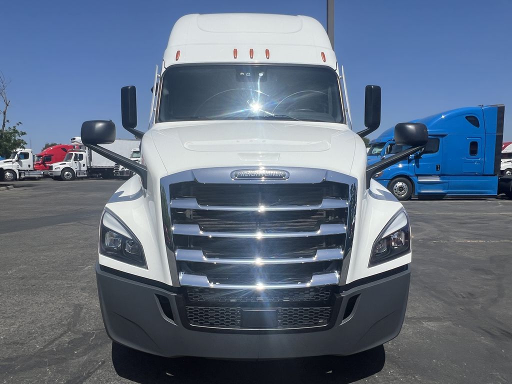 2022 Freightliner Cascadia in Sacramento, CA — photo 3
