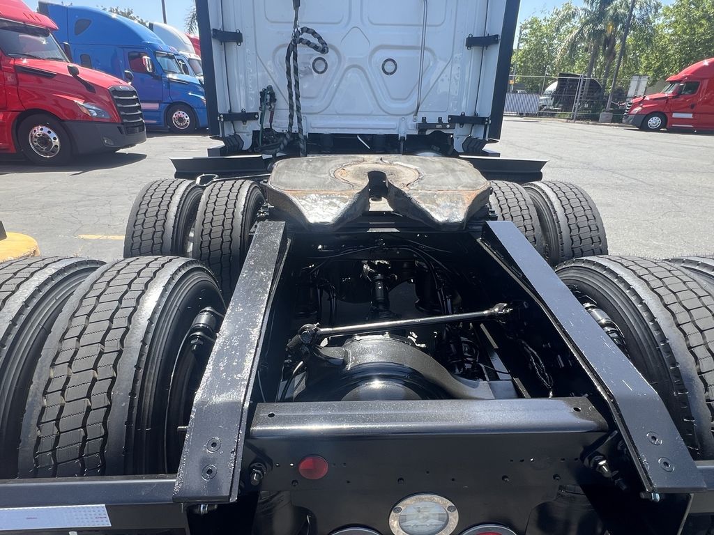 2022 Freightliner Cascadia in Sacramento, CA — photo 4