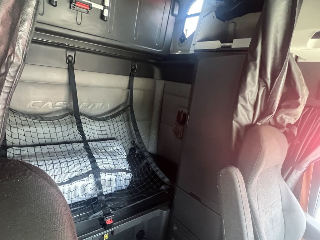 2022 Freightliner Cascadia in Sacramento, CA — photo 6