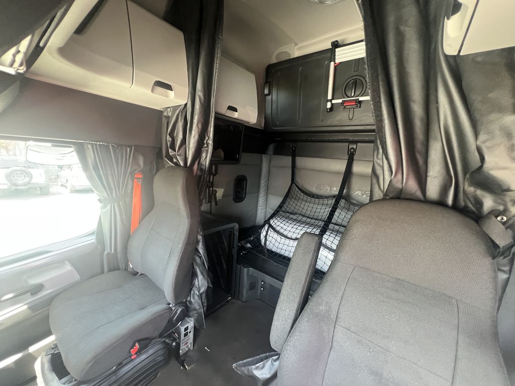 2022 Freightliner Cascadia in Sacramento, CA — photo 5