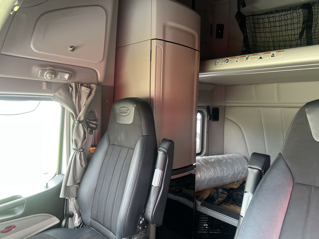 2023 Peterbilt 579 — photo 6