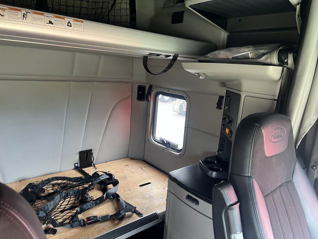 2023 Peterbilt 579 — photo 7