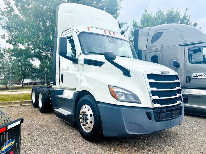 2022 Freightliner Cascadia 126" Day cab photo 2