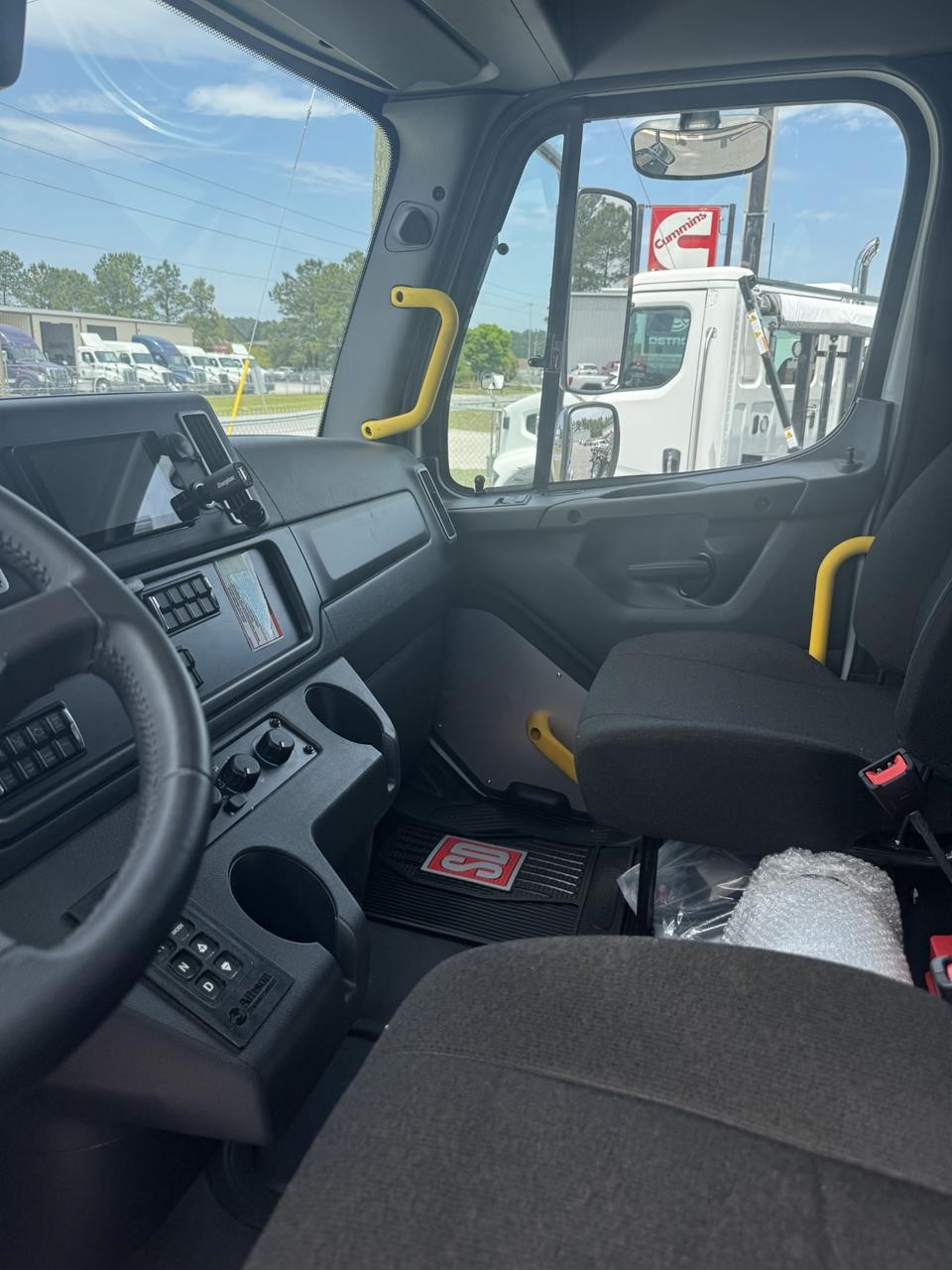 2026 Freightliner 114SD — photo 4