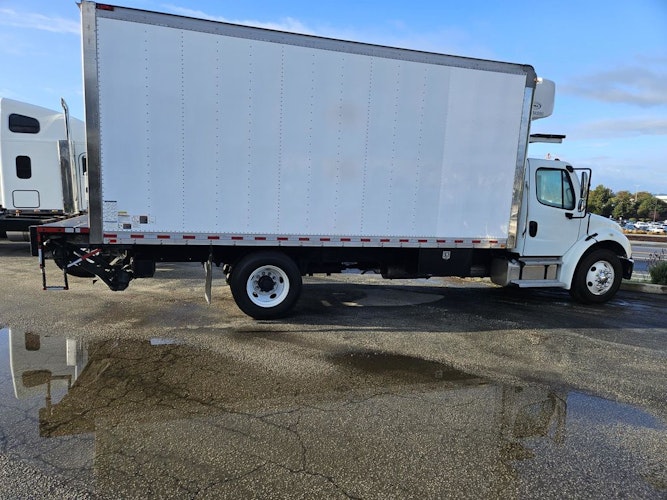 2017 Freightliner M2 106 Medium Duty photo 2