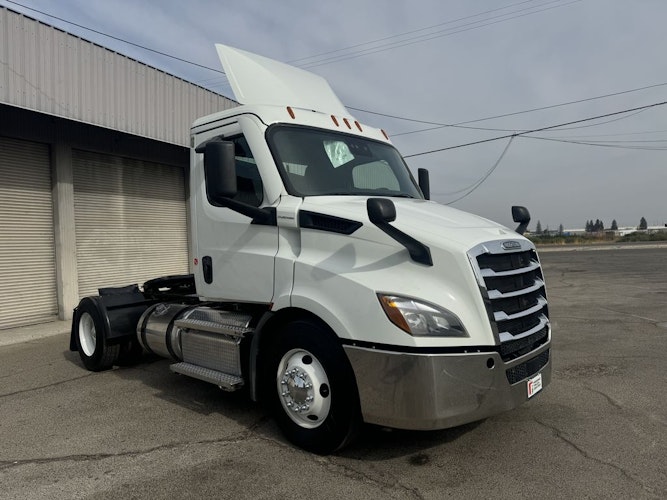 2021 Freightliner Cascadia 116" Day cab photo 2