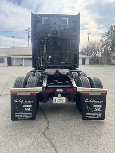 2023 Freightliner Cascadia 126" Sleeper Cab photo 4