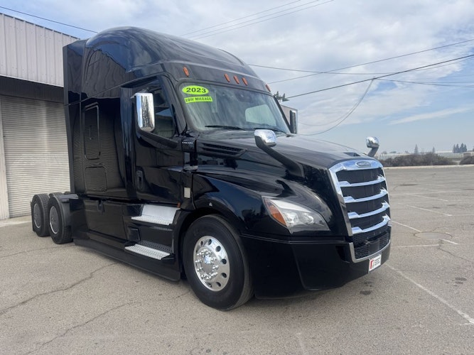 2023 Freightliner Cascadia 126" Sleeper Cab photo 2