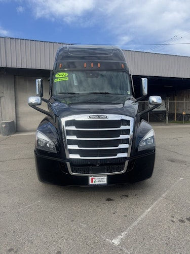 2023 Freightliner Cascadia 126" Sleeper Cab photo 3