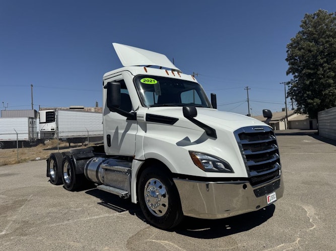 2021 Freightliner Cascadia 126" Day cab photo 2