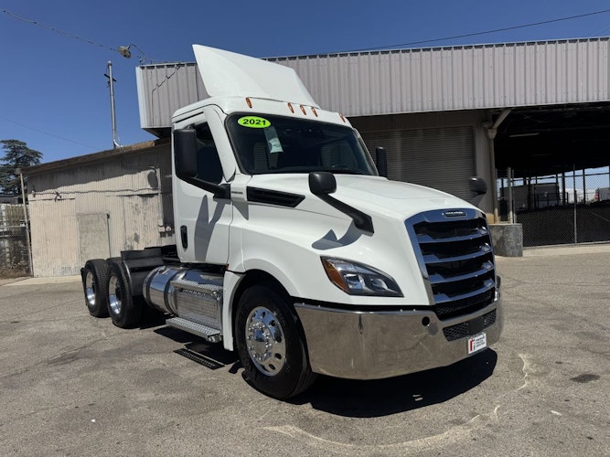 2021 Freightliner Cascadia 126" Day cab photo 2