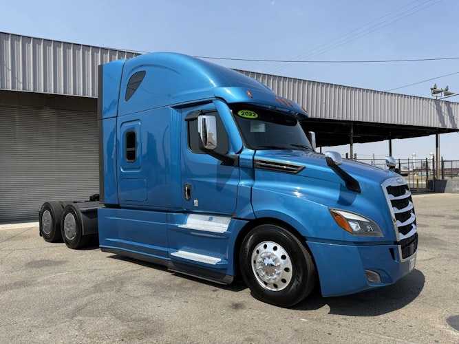 2022 Freightliner Cascadia 126" Sleeper Cab photo 2