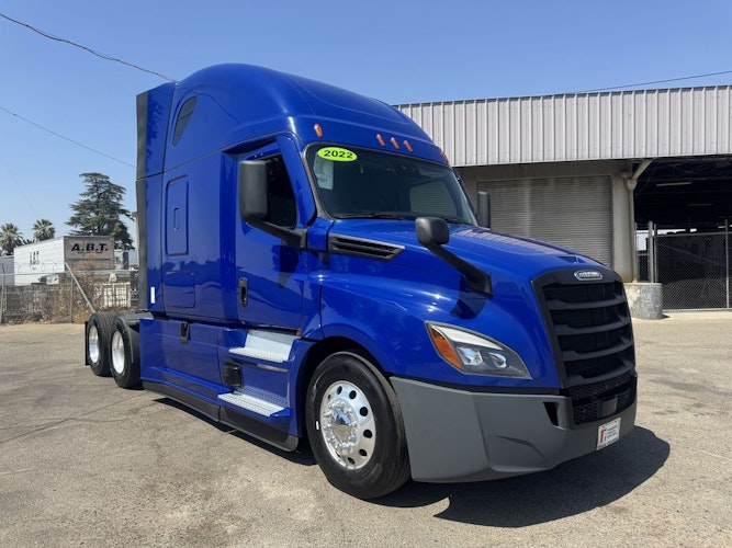 2022 Freightliner Cascadia 126" Sleeper Cab photo 2