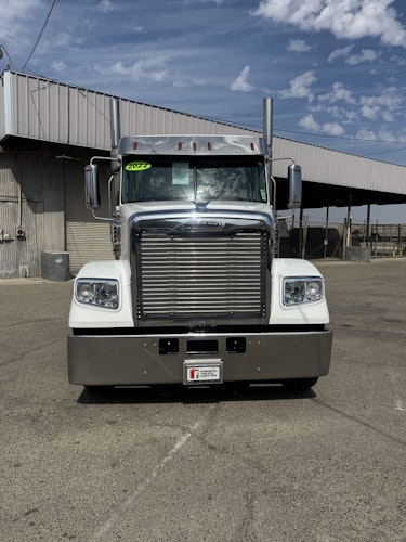 2022 Freightliner SD122 photo 3