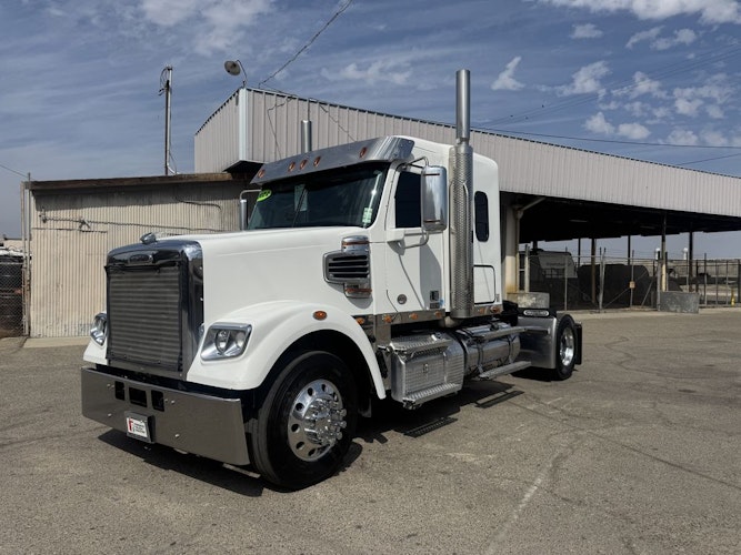2022 Freightliner SD122 photo 2