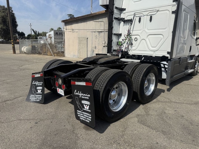 2023 Freightliner Cascadia 126" Sleeper Cab photo 4