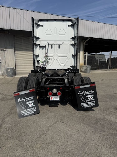 2023 Freightliner Cascadia 126" Sleeper Cab photo 3
