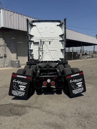 2023 Freightliner Cascadia 126" Sleeper Cab photo 3