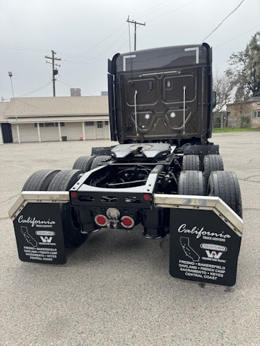 2023 Freightliner Cascadia 126" Sleeper Cab photo 4