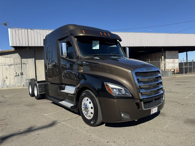 2023 Freightliner Cascadia 126" Sleeper Cab photo 2