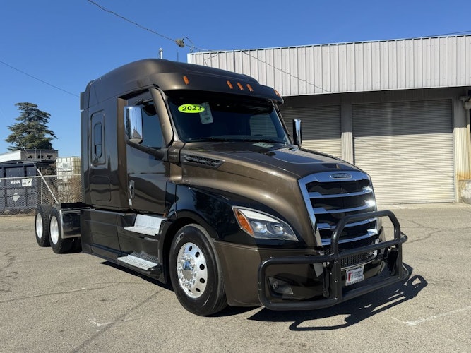 2023 Freightliner Cascadia 126" Sleeper Cab photo 2