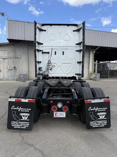 2023 Freightliner Cascadia 126" Sleeper Cab photo 4