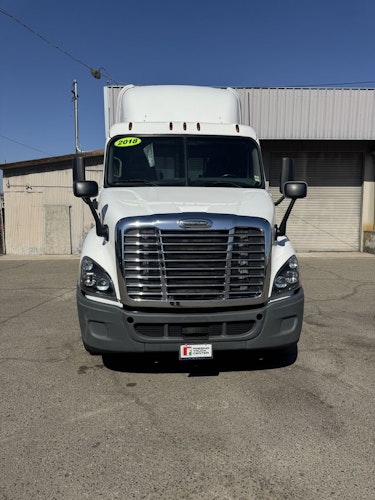 2018 Freightliner Cascadia 113" sleeper cab photo 3