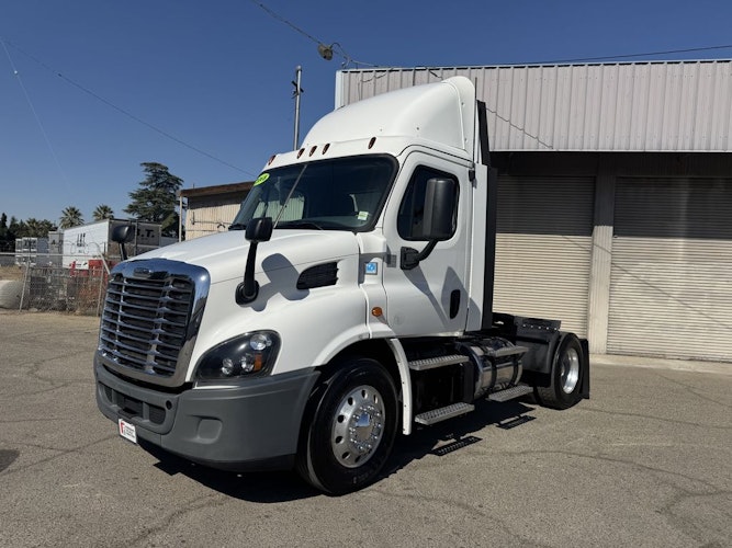 2018 Freightliner Cascadia 113" sleeper cab photo 2