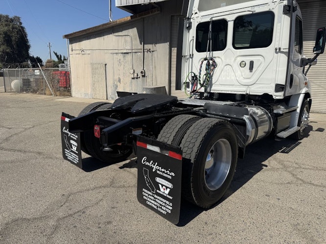 2018 Freightliner Cascadia 113" sleeper cab photo 4