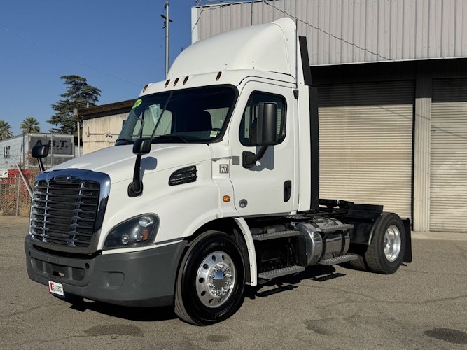2018 Freightliner Cascadia 113" sleeper cab photo 2