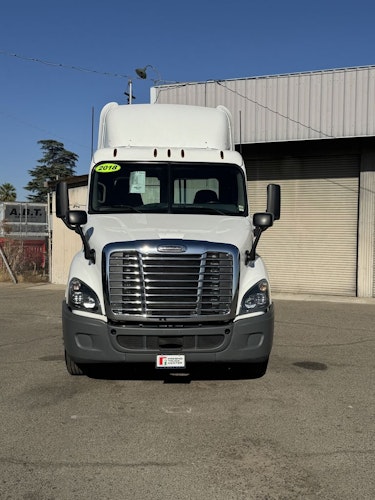 2018 Freightliner Cascadia 113" sleeper cab photo 3