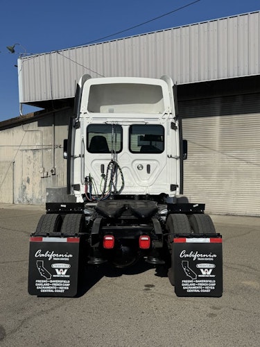 2018 Freightliner Cascadia 113" sleeper cab photo 4