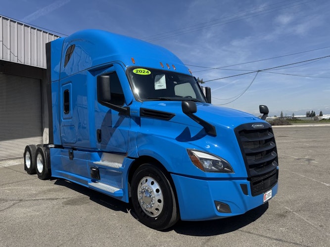 2024 Freightliner Cascadia 126" Sleeper Cab photo 2