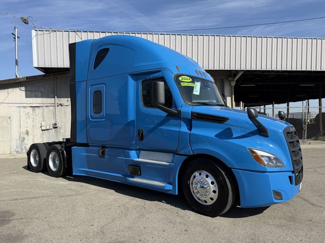 2024 Freightliner Cascadia 126" Sleeper Cab photo 2