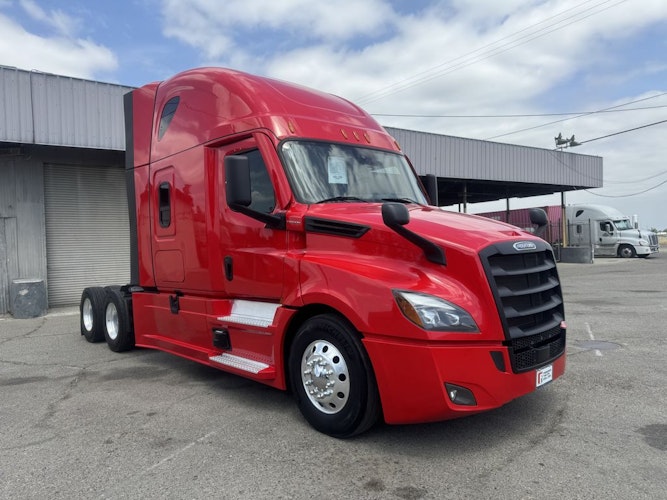 2024 Freightliner Cascadia 126" Sleeper Cab photo 2