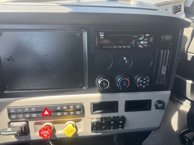 2021 Freightliner Cascadia 126" Sleeper Cab photo 3