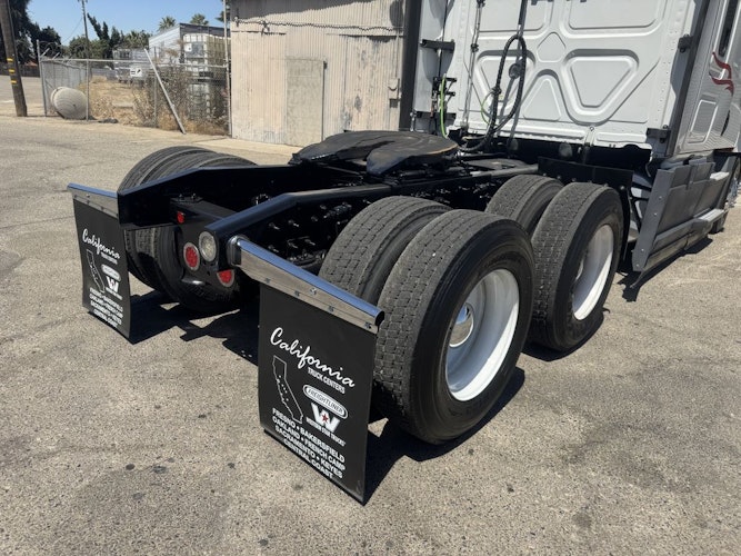 2021 Freightliner Cascadia 126" Sleeper Cab photo 2