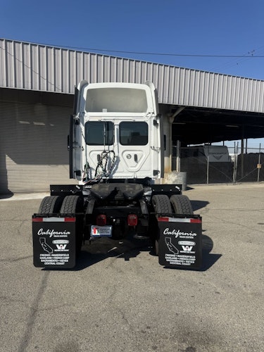 2018 Freightliner Cascadia 113" sleeper cab photo 4
