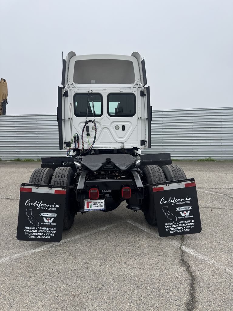 2018 Freightliner Cascadia in Fresno, CA — photo 4
