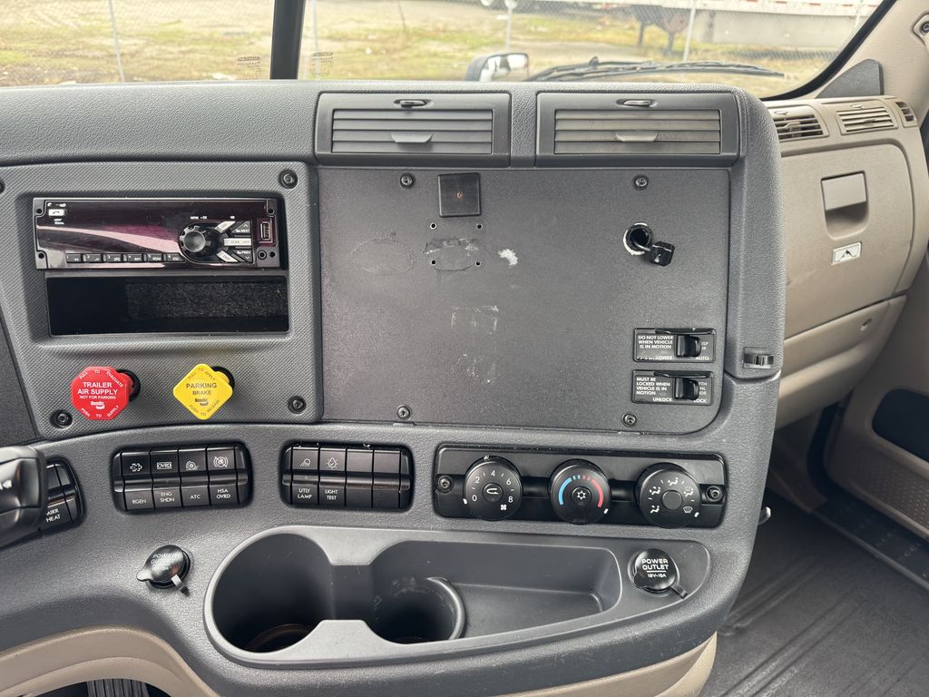 2018 Freightliner Cascadia in Fresno, CA — photo 5