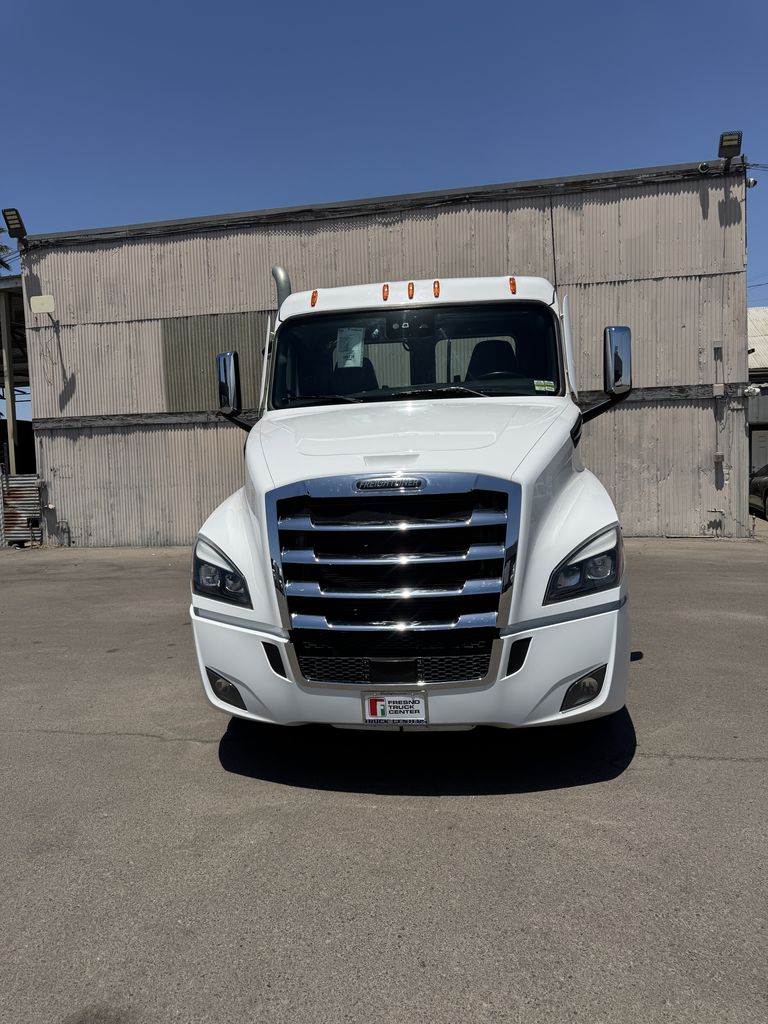 2025 Freightliner Cascadia — photo 3