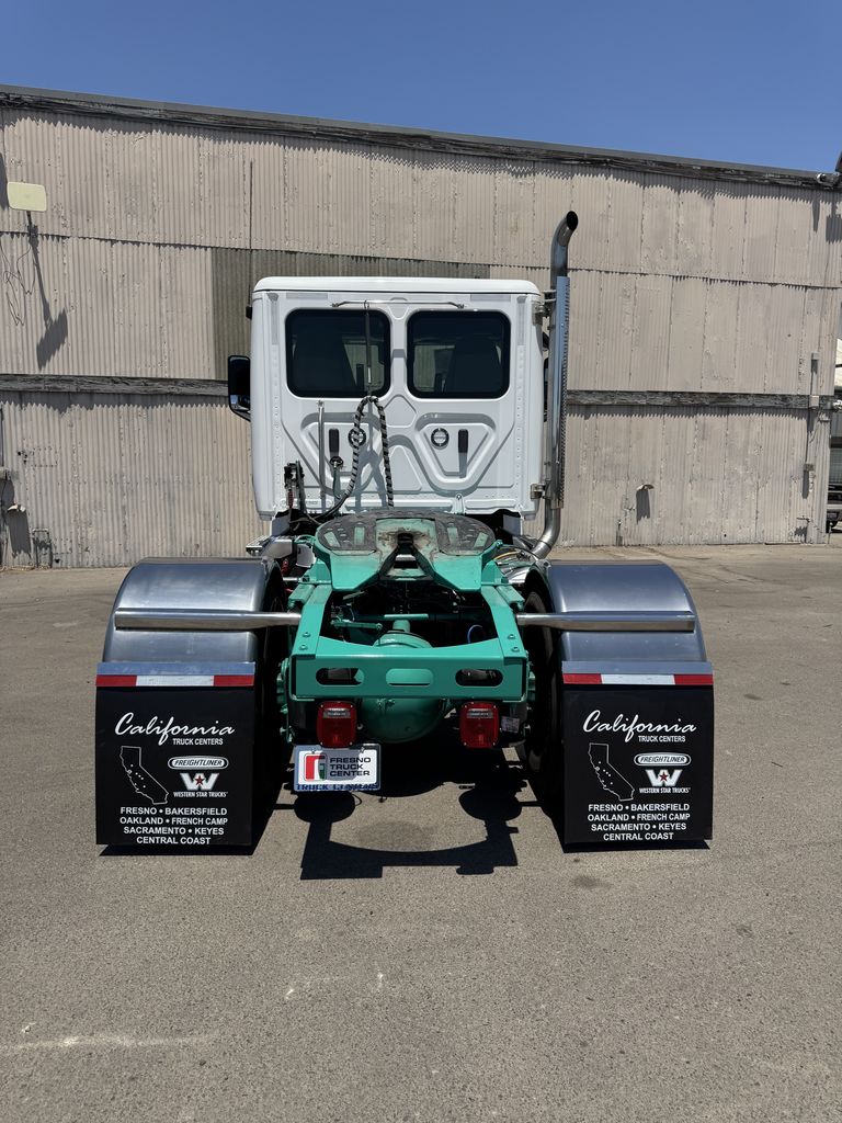 2025 Freightliner Cascadia — photo 4