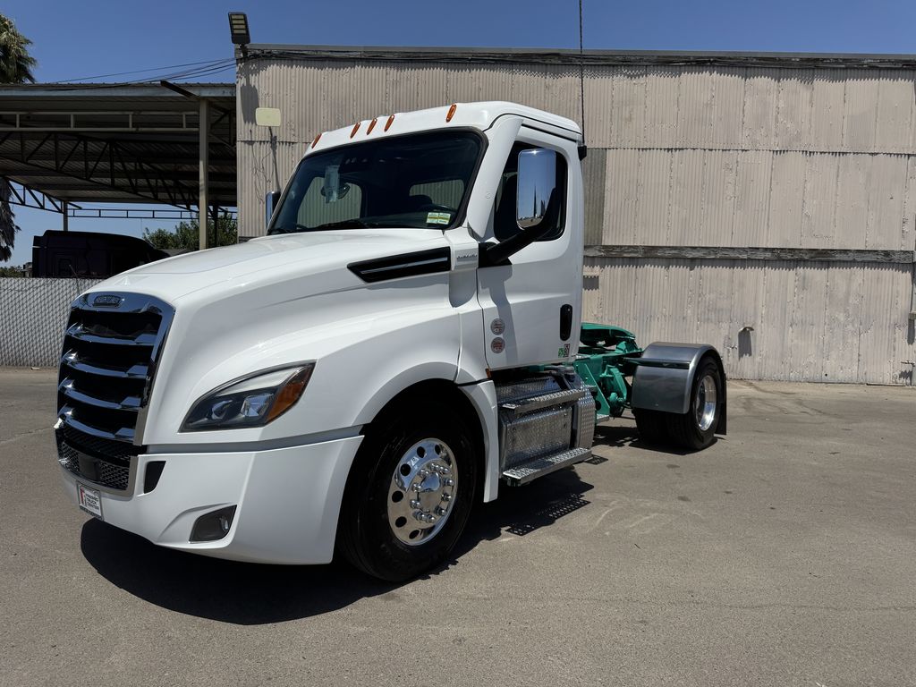 2025 Freightliner Cascadia — photo 2